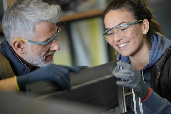 Metalworker Com Aprendiz Oficina — Fotografia de Stock