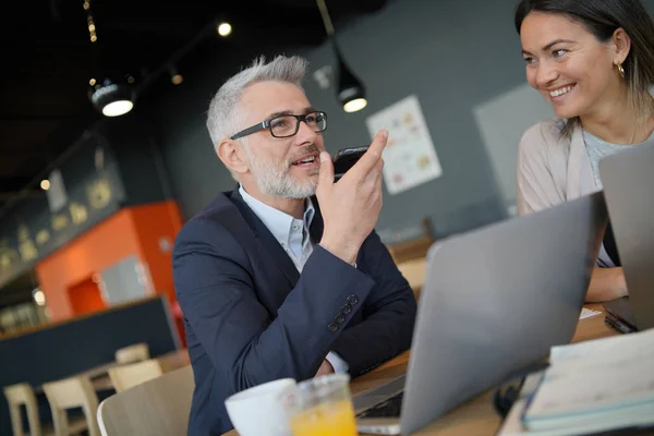 Vendeur Manager Souriant Petit Déjeuner Réunion Dans Espace Moderne — Photo