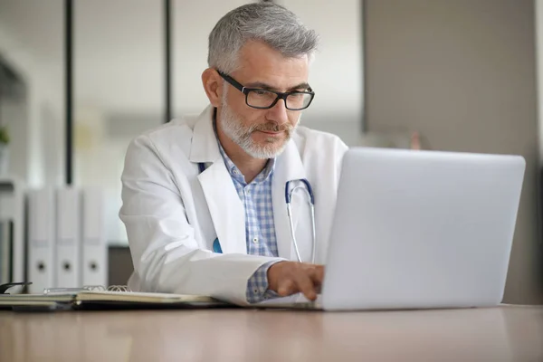 Mogen Läkare Office Arbetar Bärbar Dator — Stockfoto