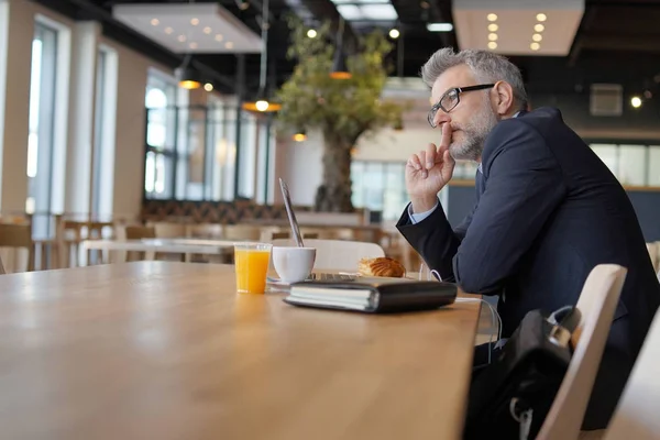 Empresário Trabalhando Cafetaria Moderna Escritório — Fotografia de Stock