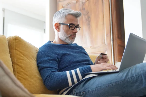 Relaxado Homem Compras Line Casa — Fotografia de Stock