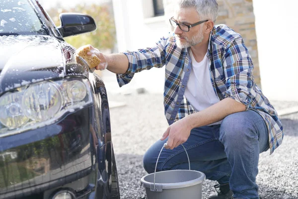 Homme Mûr Laver Voiture Avec Une Éponge Savonneuse Dans Allée — Photo