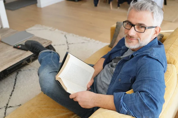 Homme Dans 40S Livre Lecture Dans Maison Moderne — Photo