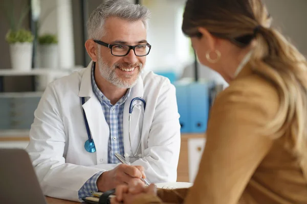 Kvinna Med Medicinsk Tid Hos Läkare Sjukhus — Stockfoto