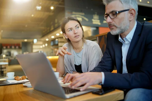 Réunion Informelle Entre Vendeur Manager Dans Espace Travail Moderne — Photo