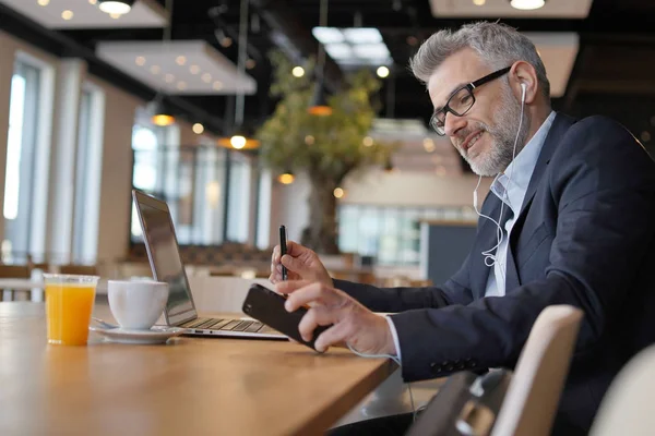 Zakenman Die Werken Cafetaria Van Het Moderne Kantoor — Stockfoto