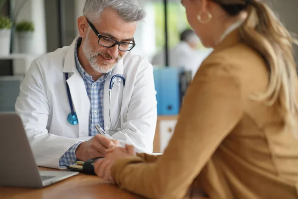 Mujer Que Tiene Cita Médica Con Médico Hospital — Foto de Stock