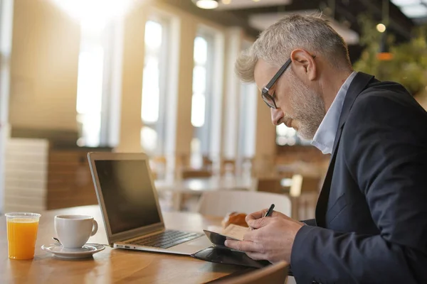 Modern Ofis Kafeteryada Çalışan Adamı — Stok fotoğraf