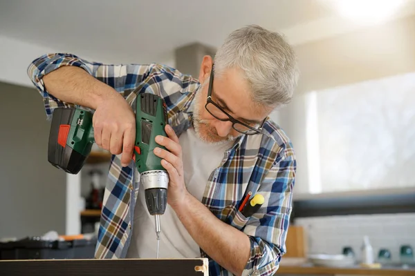 Homme Mûr Utilisant Une Perceuse Électrique Maison — Photo