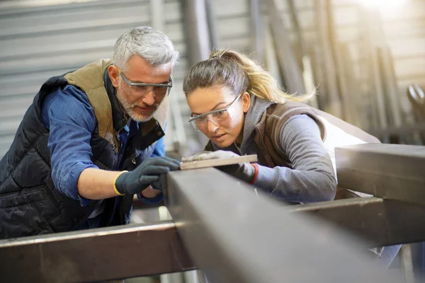 Trabajador Metalúrgico Con Aprendiz Taller — Foto de Stock