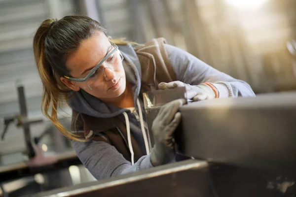 Formazione Apprendista Donna Officina Metallurgica — Foto Stock