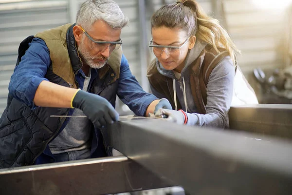 Métallurgiste Avec Apprenti Atelier — Photo