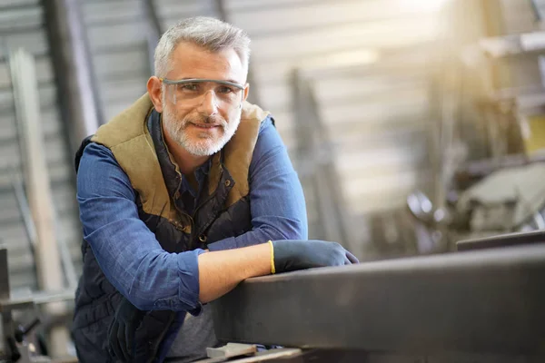 Porträt Eines Eisenarbeiters Mittleren Alters Der Werkstatt — Stockfoto