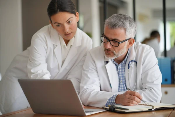 Medicinsk Människor Som Arbetar Tillsammans Patientens Journal Sjukhuset Office — Stockfoto