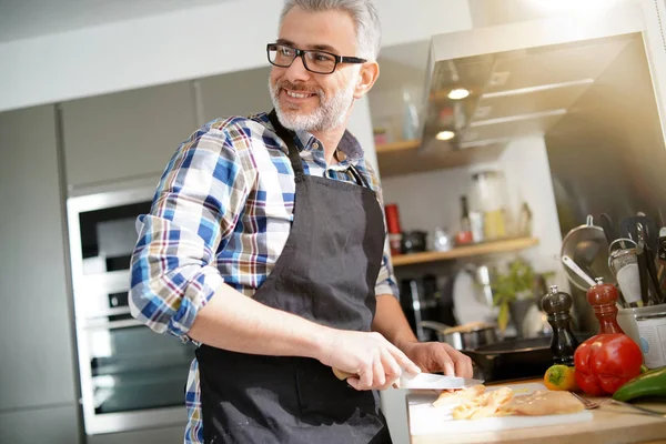 Vrolijke Volwassen Man Keuken Bereiden Schotel — Stockfoto