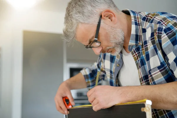 Handyman Medição Prateleira Verificar Até Mesmo Trabalho — Fotografia de Stock
