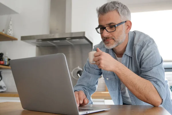 Man Med Datorn Hemma Modernt Kök — Stockfoto