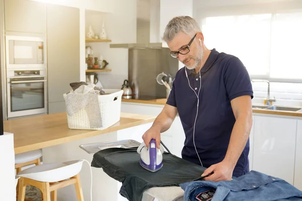 Glimlachend Volwassen Man Strijken Schone Wasserij Thuis — Stockfoto