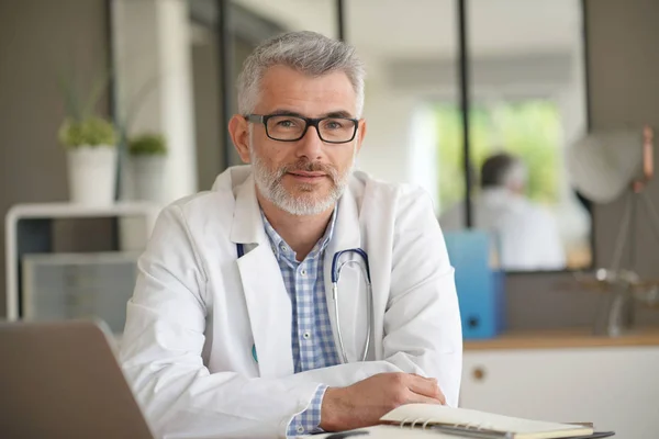 Portret Van Vertrouwen Doctor Privé Kliniek — Stockfoto