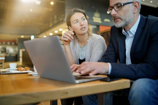 Réunion Informelle Entre Vendeur Manager Dans Espace Travail Moderne — Photo