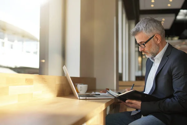 Empresario Que Trabaja Con Computadora Esperando Vuelo Aeropuerto Moderno —  Fotos de Stock