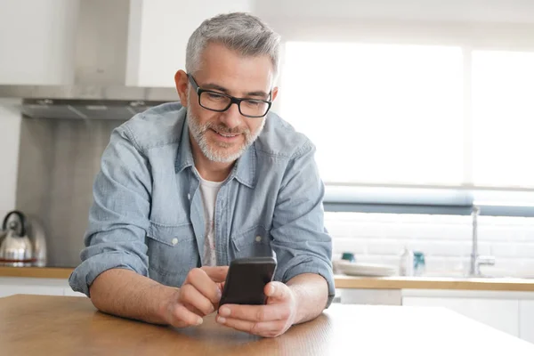 Man Texting Terloops Keuken Thuis — Stockfoto