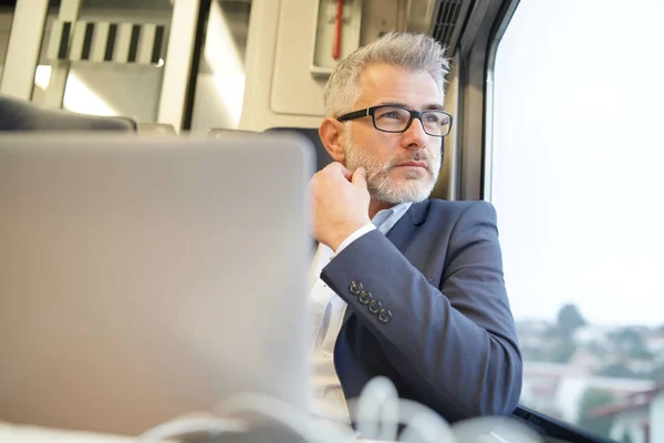 Empresario Sentado Tren Mirando Por Ventana —  Fotos de Stock