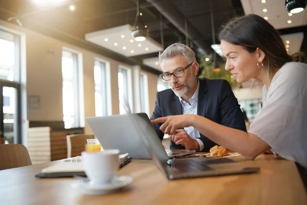 Venditore Manager Che Lavorano Sui Computer Durante Una Riunione Informale — Foto Stock