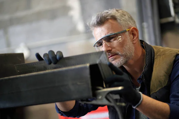 Mature Ironworker Workshop — Stock Photo, Image