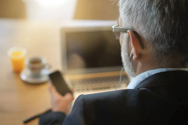 Geschäftsmann Handy Arbeitet Modernen Büroräumen — Stockfoto