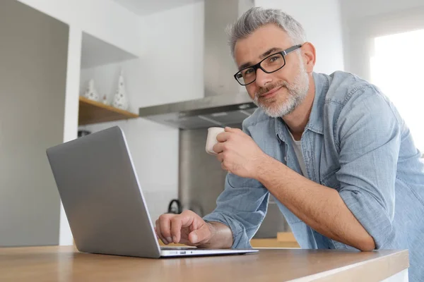 Man Med Datorn Hemma Modernt Kök — Stockfoto