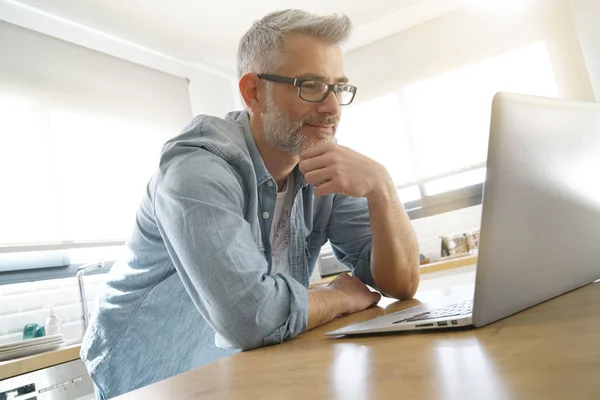 Man Ser Datorn Hemma Modernt Kök — Stockfoto