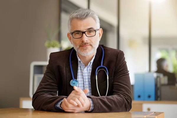 Huisarts Zit Aan Zijn Bureau Medische Kantoor — Stockfoto