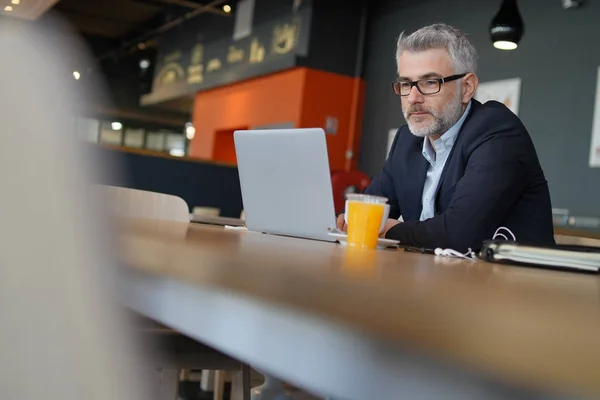 Empresário Trabalhando Cafetaria Moderna Escritório — Fotografia de Stock