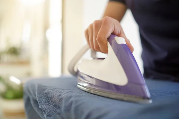 Primer Plano Las Manos Del Hombre Planchando Camisa Casa — Foto de Stock