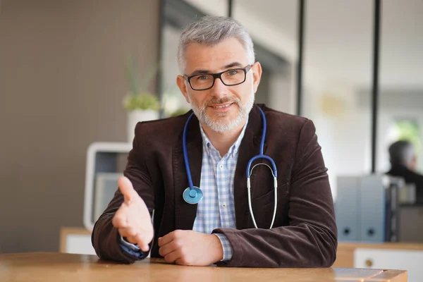 Médecin Généraliste Assis Son Bureau Dans Cabinet Médical — Photo