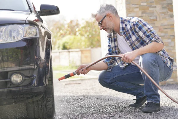 Volwassen Man Zijn Auto Oprit Wassen Rechtenvrije Stockafbeeldingen