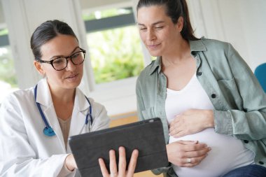 Doktorun ofisinde hamile kadın