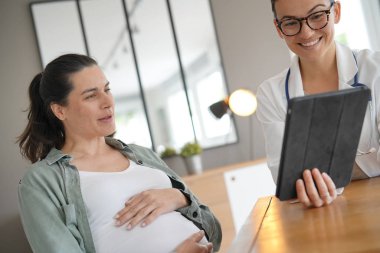 Doktorun ofisinde hamile kadın