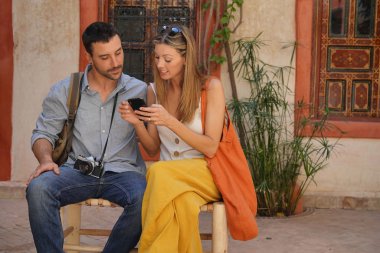 Çift güzel Fas riad oturan