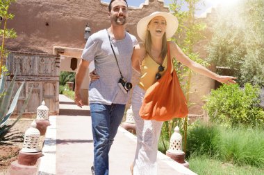 Geleneksel Fas villa ve bahçeleri keşfetmek neşeli çift