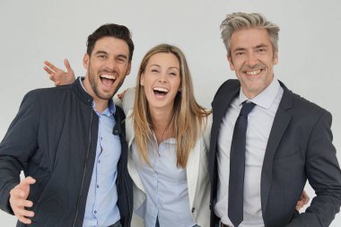 Gri arka planda birlikte gülümseyen dinamik iş arkadaşları