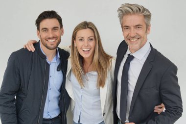 Gri arka planda birlikte gülümseyen dinamik iş arkadaşları