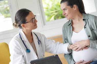 Doktorun ofisinde hamile kadın