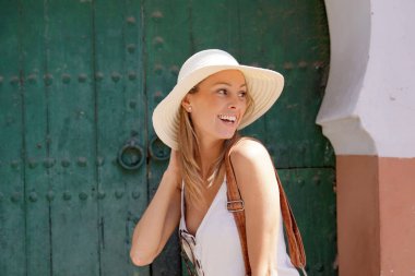 Marakeş'i ziyaret eden, güneş şapkası takan güzel kızın portresi