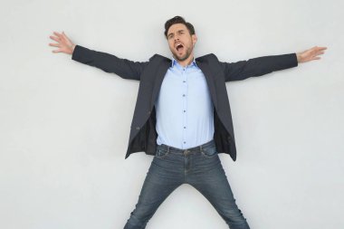 İş adamı gri arka planda sevinçle atlama