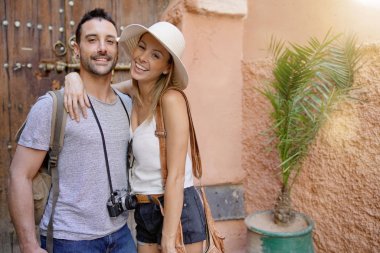 Marakeş 'i ziyaret eden mutlu gezginler.