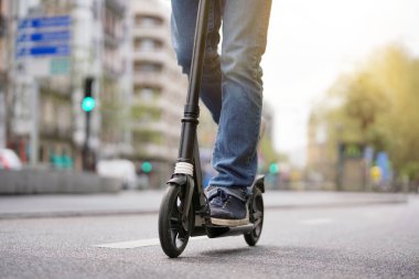 İşadamı günlük gidip mikro scooter sürme