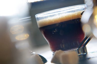 Cam bardakta taze demlenmiş kahveyi kapatın