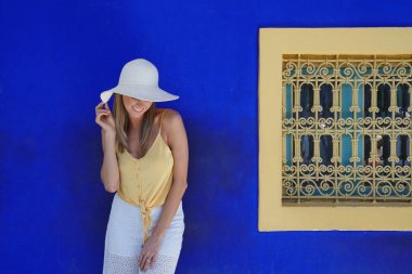 Majorelle Garden Fas mavi duvara karşı Çarpıcı kadın